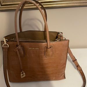 Micheal kors purse in great condition !